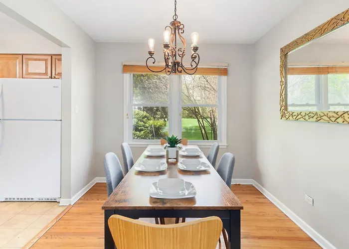 Holiday home 2 Mi To I-88 & Hospital! Extended Naperville