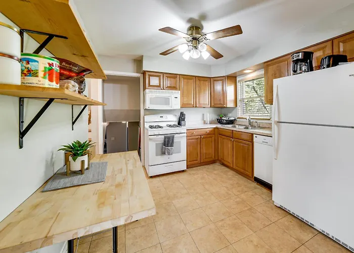 Holiday home 2 Mi To I-88 & Hospital! Extended Naperville