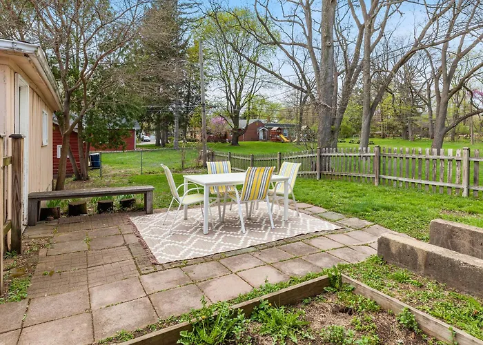 2 Mi To I-88 & Hospital! Extended Holiday home *