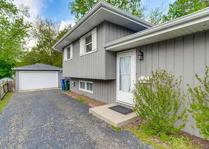 2 Mi To I-88 & Hospital! Extended Holiday home *