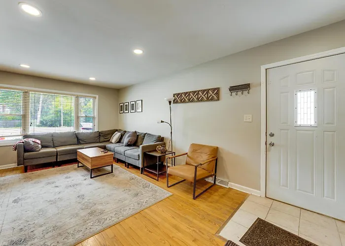 Holiday home 2 Mi To I-88 & Hospital! Extended Naperville