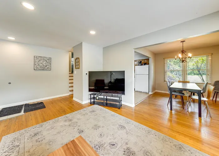 Holiday home 2 Mi To I-88 & Hospital! Extended