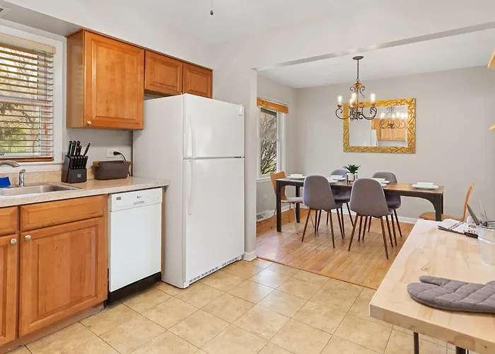 Holiday home 2 Mi To I-88 & Hospital! Extended *