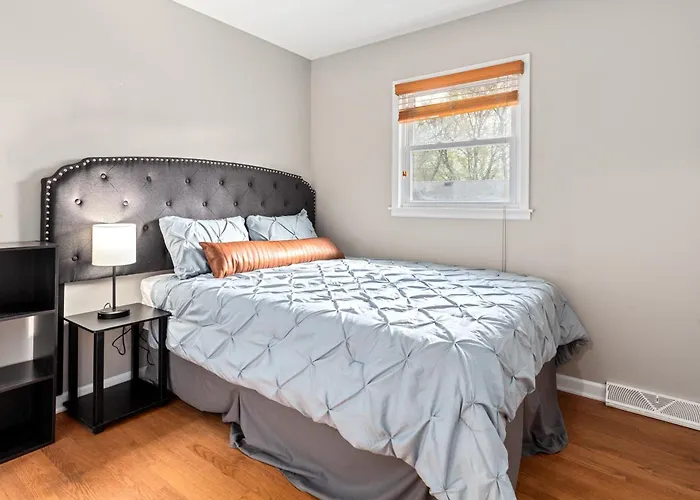 Holiday home 2 Mi To I-88 & Hospital! Extended Naperville