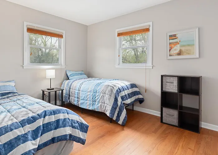 2 Mi To I-88 & Hospital! Extended Holiday home Naperville