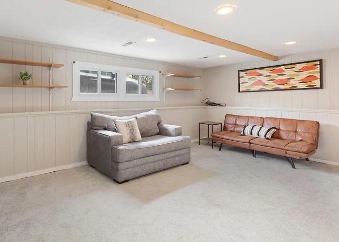 2 Mi To I-88 & Hospital! Extended Holiday home Naperville