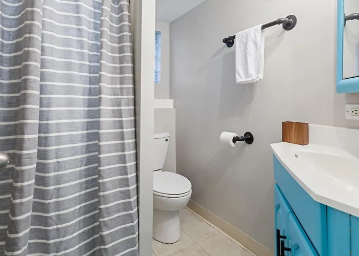 Holiday home 2 Mi To I-88 & Hospital! Extended