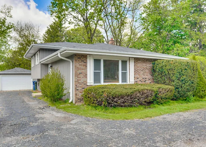 2 Mi To I-88 & Hospital! Extended Holiday home Naperville